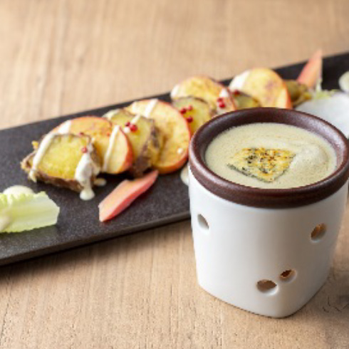 焼き芋の天ぷらと紅玉リンゴの北海道産チーズフォンデュ